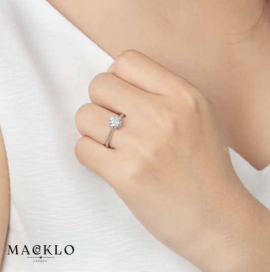THE FASCINATING HISTORY OF MOISSANITE: FROM METEOR TO MASTERPIECE