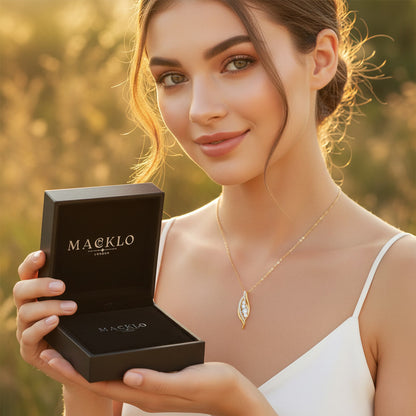 Moissanite Curve Pendant Necklace – 0.56ct D Color VVS1, 925 Sterling Silver – The Belgravia Curve | Macklo London