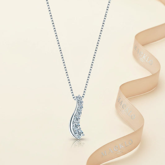Moissanite Curve Pendant Necklace – D Color VVS1, 925 Sterling Silver – The Mayfair Curve | Macklo London