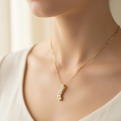 Moissanite Curve Pendant Necklace – D Color VVS1, 925 Sterling Silver – The Mayfair Curve | Macklo London