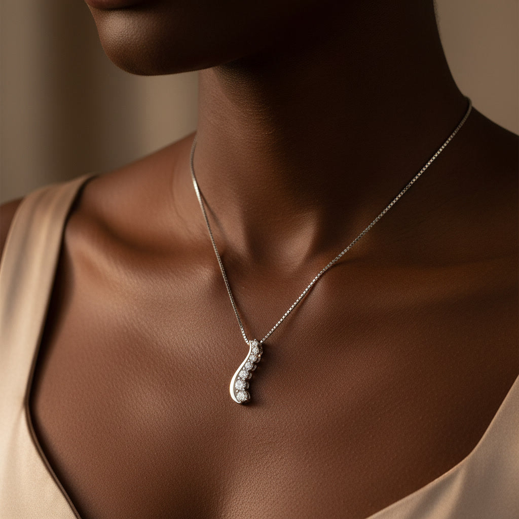 Moissanite Curve Pendant Necklace – D Color VVS1, 925 Sterling Silver – The Mayfair Curve | Macklo London