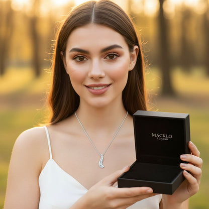 Moissanite Curve Pendant Necklace – D Color VVS1, 925 Sterling Silver – The Mayfair Curve | Macklo London