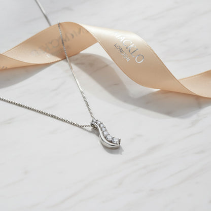 Moissanite Curve Pendant Necklace – D Color VVS1, 925 Sterling Silver – The Mayfair Curve | Macklo London