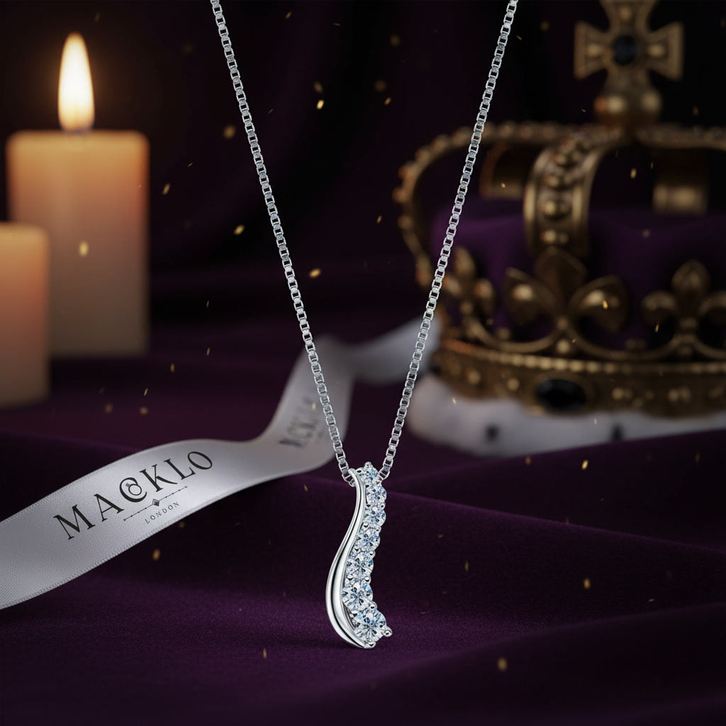 Moissanite Curve Pendant Necklace – D Color VVS1, 925 Sterling Silver – The Mayfair Curve | Macklo London