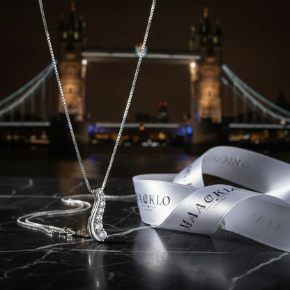 Moissanite Curve Pendant Necklace – D Color VVS1, 925 Sterling Silver – The Mayfair Curve | Macklo London