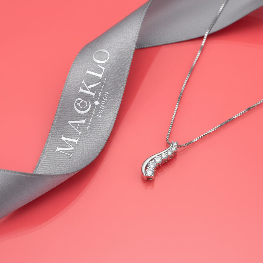 Moissanite Curve Pendant Necklace – D Color VVS1, 925 Sterling Silver – The Mayfair Curve | Macklo London