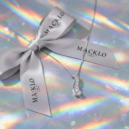 Moissanite Curve Pendant Necklace – D Color VVS1, 925 Sterling Silver – The Mayfair Curve | Macklo London